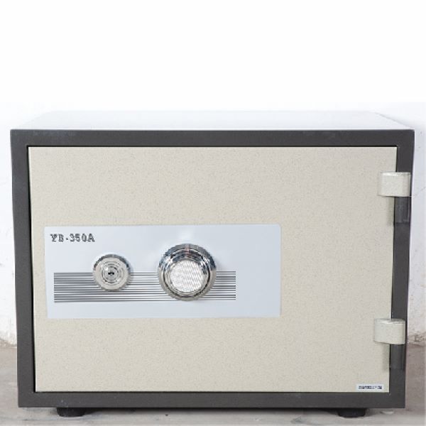 Fireproof Safe, 19Lit, Three Way Locking With One Shelf Comes With Tray